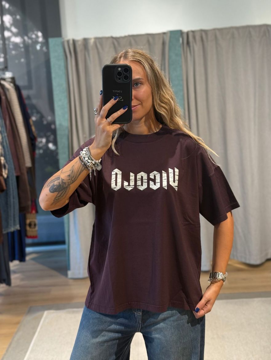 Immagine di T-SHIRT STAMPA VICOLO - Disponibile in MARRONE, BORDEAUX, BIANCO, NERO, MARRONE/ROSA, GRIGIO