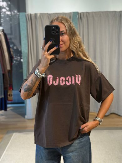 Immagine di T-SHIRT STAMPA VICOLO - Disponibile in MARRONE, BORDEAUX, BIANCO, NERO, MARRONE/ROSA, GRIGIO