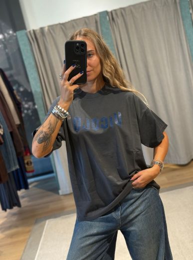 Immagine di T-SHIRT STAMPA VICOLO - Disponibile in MARRONE, BORDEAUX, BIANCO, NERO, MARRONE/ROSA, GRIGIO