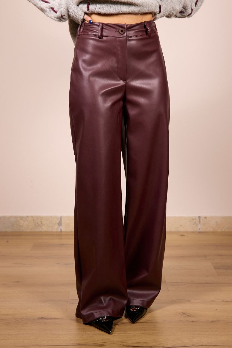 Immagine di PANTALONE DRITTO SIMILPELLE - Disponibile in NERO, BORDEAUX