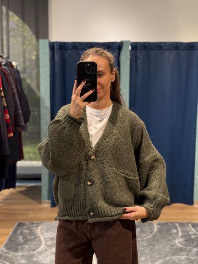 Immagine di CARDIGAN 3 BOTTONI - Disponibile in PANNA, MARRONE, BORDEAUX, NERO, GRIGIO, VERDE MILITARE, OLIO, FANGO